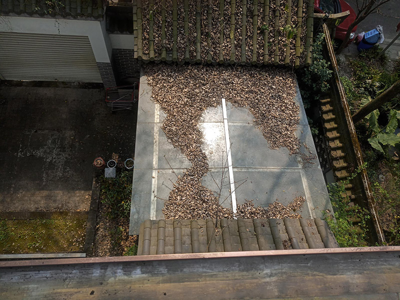 屋頂露臺翻新裝修：1.鏟除原防水層；2.清運原屋面垃圾；3.處理屋面樓頂基礎(chǔ)；4.修補屋面基礎(chǔ)裂縫 空鼓等；5.涂刷冷底油； 原防水層鏟除清理&mdash;&mdash;處理基礎(chǔ)裂縫、破損&mdash;&mdash;特殊部位附加層&mdash;&mdash;定位彈線接縫粘合、封口處理&mdash;&mdash;涂刷接縫膠&mdash;&mdash;鋪貼卷材&mdash;&mdash;滿涂基層膠卷材收頭處理&mdash;&mdash;防水層表面清理檢查&mdash;&mdash;涂刷表面涂料