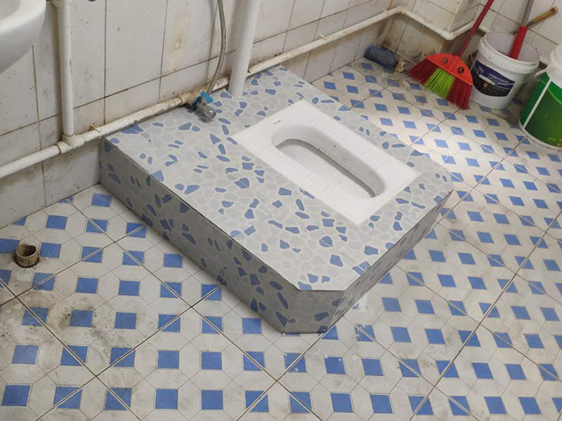 水泥砌蹲便：1、蹲便器的排污口和落水管的預留口均涂上粘結劑或者膠泥，將蹲便器的排污口與落水管的預留口接駁好，校正蹲便器位置。砌磚固定蹲便器，要預留填碎石的缺口。 2、待粘結劑干后，往蹲便器內試沖水，觀察接口是否漏水。然后在地面和蹲便器之間填入碎石土，嚴禁真入水泥混凝土。用磚封閉缺口。較后在磚外面批水泥砂漿(水泥：砂=1：3)，貼上瓷磚。 3、與蹲便器相配合安裝的沖水閥分為：手壓式沖水閥和腳踏式沖水閥。 4、與蹲便器相配合安裝的水箱，水箱安裝高度距離便器水圈1.8米，水壓要求0.14~0.55Mpa為宜，才能有效達到良好的沖水效果。