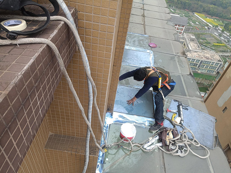 鋼化玻璃露臺更換：首先將要處理的陽臺清理干凈，用水沖洗，自然曬干。處理鋁合金鋼化玻璃框的灰塵，用抹布擦除即可。安裝固定邊條。固定邊條安裝好后，將鋁合金鋼化玻璃框擺放至固定邊條上。用十字螺絲刀和自攻螺絲固定玻璃框。最后密封膠將其剩余縫隙堵住，至此安裝結(jié)束。