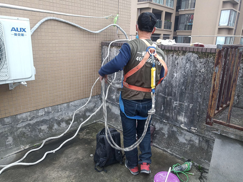 高空施工安全措施：先在高處使用的安全帶，各種零件不得有任何拆卸，如果有損壞的更是不得使用。然后登高作業(yè)使用的梯子要堅固，放置要平穩(wěn)，梯子坡度以60到70度比較好，在安置防滑裝備。隨后高處作業(yè)現(xiàn)在必須有監(jiān)護人，在作業(yè)前監(jiān)護人和作業(yè)人員應(yīng)該認真檢查在清理好現(xiàn)場。最后就是高處作業(yè)人員要按照設(shè)置的通道和扶梯行走不能貪圖方便就可以隨便亂走胡亂攀爬。