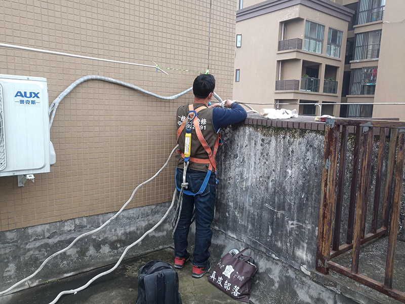 高空施工安全措施：先在高處使用的安全帶，各種零件不得有任何拆卸，如果有損壞的更是不得使用。然后登高作業(yè)使用的梯子要堅固，放置要平穩(wěn)，梯子坡度以60到70度比較好，在安置防滑裝備。隨后高處作業(yè)現(xiàn)在必須有監(jiān)護人，在作業(yè)前監(jiān)護人和作業(yè)人員應(yīng)該認真檢查在清理好現(xiàn)場。最后就是高處作業(yè)人員要按照設(shè)置的通道和扶梯行走不能貪圖方便就可以隨便亂走胡亂攀爬。