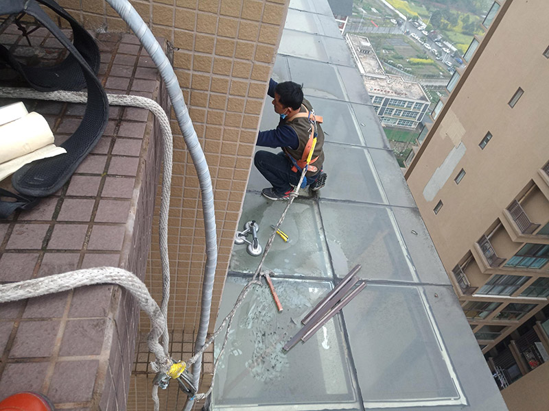 高空施工安全措施：先在高處使用的安全帶，各種零件不得有任何拆卸，如果有損壞的更是不得使用。然后登高作業(yè)使用的梯子要堅固，放置要平穩(wěn)，梯子坡度以60到70度比較好，在安置防滑裝備。隨后高處作業(yè)現(xiàn)在必須有監(jiān)護人，在作業(yè)前監(jiān)護人和作業(yè)人員應(yīng)該認真檢查在清理好現(xiàn)場。最后就是高處作業(yè)人員要按照設(shè)置的通道和扶梯行走不能貪圖方便就可以隨便亂走胡亂攀爬。