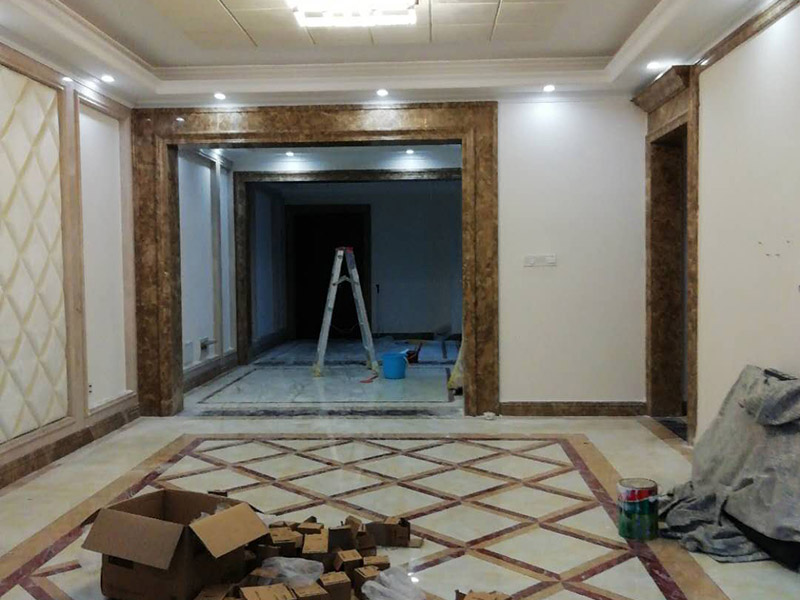 全屋墻面翻新：舊墻面翻新自己動手首先用水將墻面浸濕，這樣在鏟除墻面時比較省力，墻面必須要鏟到露出水泥砂漿面。然后是涂刷界面劑，一定要全部都刷到而且要均勻。墻面的裂縫通常都是用牛皮紙帶及白乳膠來貼住，但不能保證它能百分百不再開裂。如果墻面凹凸不平，那么就需要用石膏來找平，誤差最好不要超過0.5公分。非承重墻一般都是需要貼布的，所以最好選擇質(zhì)地好的墻布和白乳膠，有條件的話可以使用網(wǎng)格布，對于防裂效果會更好。墻面在刷底漆時，一定要把每個地方都刷到并且要均勻。刷底漆要使用質(zhì)地好滾筒，以免影響到底漆涂刷的效果。在膩子打磨之后，墻面都會留下一些比較難看的坑眼，特別是在刷漆后非常明顯，所以需要找補。在找補時一定要打磨平整，為了避免出現(xiàn)色差坑眼在底漆里多加一點水再涂刷。