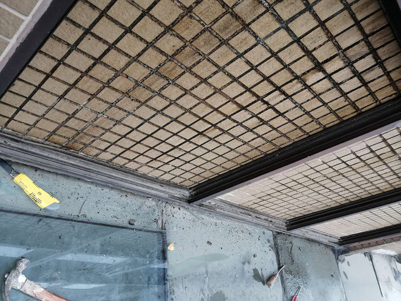 玻璃舊防水鏟除：把原先的玻璃膠鏟除干凈，用吹風(fēng)機(jī)或是紙巾把水分弄干，保證需要打玻璃膠的位置的干燥，然后再開始打膠。注意：記住打膠的時(shí)候，里外都要打上。要等上24小時(shí)，等到玻璃膠完全干透后，才可以繼續(xù)使用。要選用正規(guī)廠商生產(chǎn)的質(zhì)量好的玻璃膠，否則在衛(wèi)生間潮濕的環(huán)境中，很容易發(fā)霉。最好在裝修衛(wèi)生間之前和工人師傅溝通好，讓他們對擋水條進(jìn)行預(yù)埋，這樣才能從根源上避免以后出現(xiàn)的滲水問題。 