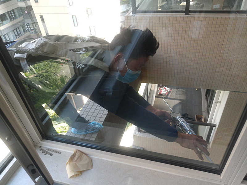 窗戶打膠維修：1、當我們粘在破碎的橋梁的鋁門窗上時，如果需要在外面粘合，我們必須將它粘在外面，因為如果它幾乎不粘在室內(nèi)，它顯然會不均勻。它不起防水功能。  2、當我們將破碎的橋梁的鋁門和窗戶粘在一起時，我們需要將膠帶放在鋁門的側(cè)面和斷橋的窗戶上。不要將它粘在頂部也很重要。否則，更重要的是。之后，膠帶脫膠，防水效果消失。