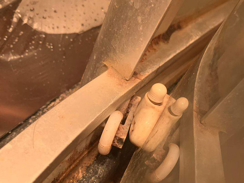 浴室更換推拉滑輪：1.拆卸移門推拉門 1、首先一只手垂直于地面抬起拉門的一端,一只手掠過拉門滑輪下部,托起滑輪。 2、然后從軌道抬出拉門一端,放下。 3、同理,移門另外一端跟前面兩步一樣抬出軌道放下。4、接著然后雙手握住拉門兩端向上抬起。