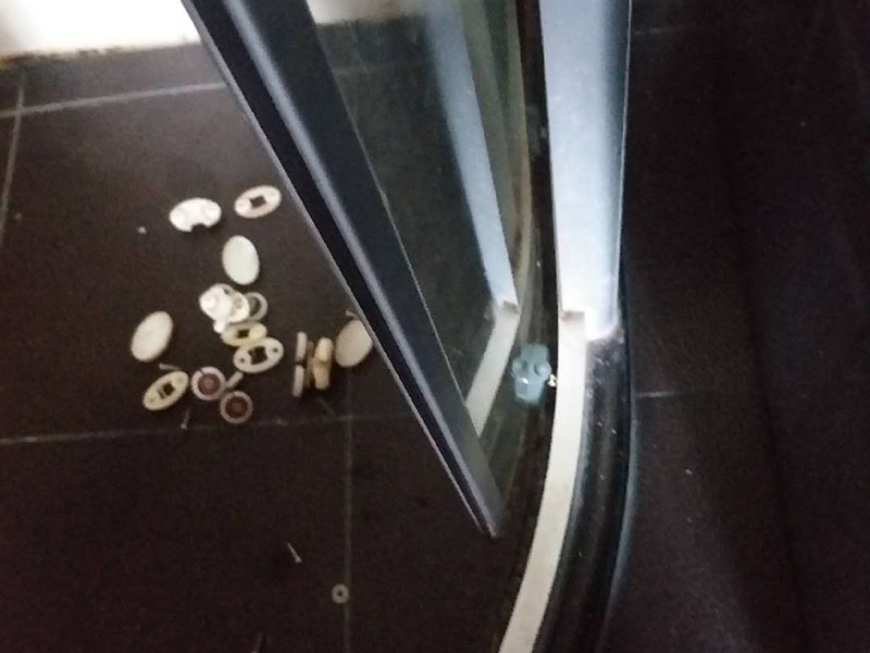 浴室更換推拉滑輪：1.拆卸移門推拉門 1、首先一只手垂直于地面抬起拉門的一端,一只手掠過拉門滑輪下部,托起滑輪。 2、然后從軌道抬出拉門一端,放下。 3、同理,移門另外一端跟前面兩步一樣抬出軌道放下。4、接著然后雙手握住拉門兩端向上抬起。