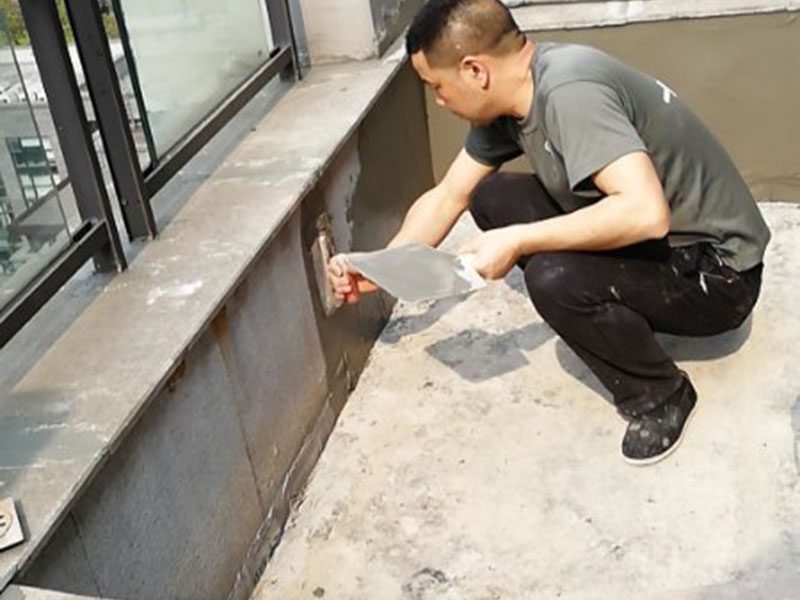 屋頂陽臺防水：1、將原防水層根除以后，找平，將本來下部保溫層里存的水進行排干，設(shè)一些排氣孔做排氣辦法，將保溫層里的水分排干。 2、做完防水層以后，必定要做找坡處理，不要形成屋面部分存水，通常設(shè)置水泥砂漿找平找坡，找坡的斜度不小于3％。 3、做完防水以后，需求進行閉水實驗，不漏水為合格，美化，在做美化和土建交叉作業(yè)的情況下，盡量不要損壞下部的防水層，一旦損壞了，要及時修補處理。