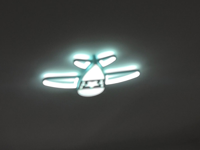 全屋燈具安裝：首先將買來的燈具包裝打開，將里邊的配件區(qū)分，安裝配件/燈具配件/燈具，分好類了進行燈具的進行配套固定，然后開始進行房頂?shù)臏y量，進行找中就是房間的正中，一般都有房屋基礎(chǔ)留的電線盒，將燈具的固定底座的中心與房頂找的中心重合，然后底座固定的點位就是固定螺栓的點位，然后打眼，打眼現(xiàn)在一般的重的燈（超過10斤）/客廳燈用鐵膨脹螺栓10號轉(zhuǎn)頭打眼；如果是比較輕的燈用塑料脹管即可8號轉(zhuǎn)頭打眼。最后將電線與頂上的電線接上，然后試一下效果，可以得話，將底座固定好后，將燈掛上。