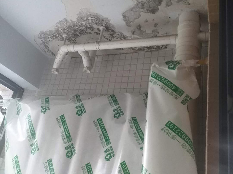 陽(yáng)臺(tái)頂面修補(bǔ)：如果混凝土樓板是干燥的，則極大的可能是在吊頂之上這一段管道有漏水的地方，極小可能是濕氣過大凝結(jié)在金屬扣板上的冷凝水。除了直觀的漏水外，墻壁發(fā)霉，附近地板變形，大部分都是滲漏水導(dǎo)致的。 進(jìn)水管是一直有水的而且有水壓，通常如果是進(jìn)水管漏水會(huì)比較嚴(yán)重，關(guān)掉水閘放空存水漏水就會(huì)停止。停用一段時(shí)間漏水減輕后，把地漏打開，往排水管里直接大量注水，注意不要灑到四周，如果漏水加劇，就是相對(duì)應(yīng)的支線排水管漏水。如果停用一段時(shí)間，水閘也關(guān)了，存水也放空了，還是漏水不見減輕，就是主排水管漏水。