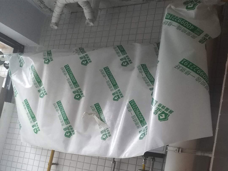 陽(yáng)臺(tái)頂面修補(bǔ)：如果混凝土樓板是干燥的，則極大的可能是在吊頂之上這一段管道有漏水的地方，極小可能是濕氣過大凝結(jié)在金屬扣板上的冷凝水。除了直觀的漏水外，墻壁發(fā)霉，附近地板變形，大部分都是滲漏水導(dǎo)致的。 進(jìn)水管是一直有水的而且有水壓，通常如果是進(jìn)水管漏水會(huì)比較嚴(yán)重，關(guān)掉水閘放空存水漏水就會(huì)停止。停用一段時(shí)間漏水減輕后，把地漏打開，往排水管里直接大量注水，注意不要灑到四周，如果漏水加劇，就是相對(duì)應(yīng)的支線排水管漏水。如果停用一段時(shí)間，水閘也關(guān)了，存水也放空了，還是漏水不見減輕，就是主排水管漏水。