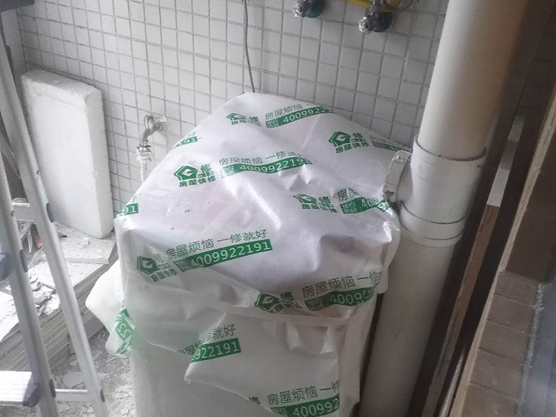 陽(yáng)臺(tái)頂面修補(bǔ)：如果混凝土樓板是干燥的，則極大的可能是在吊頂之上這一段管道有漏水的地方，極小可能是濕氣過大凝結(jié)在金屬扣板上的冷凝水。除了直觀的漏水外，墻壁發(fā)霉，附近地板變形，大部分都是滲漏水導(dǎo)致的。 進(jìn)水管是一直有水的而且有水壓，通常如果是進(jìn)水管漏水會(huì)比較嚴(yán)重，關(guān)掉水閘放空存水漏水就會(huì)停止。停用一段時(shí)間漏水減輕后，把地漏打開，往排水管里直接大量注水，注意不要灑到四周，如果漏水加劇，就是相對(duì)應(yīng)的支線排水管漏水。如果停用一段時(shí)間，水閘也關(guān)了，存水也放空了，還是漏水不見減輕，就是主排水管漏水。