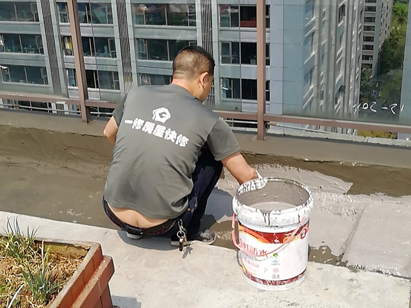 露臺防水維修：室外防水,基本上都是采用卷材粘貼的方式來做的。個人建議大家就選擇改良SBS防水卷材來做露臺的防水。這種也是最常用,價格也是很便宜的一種防水方式,做好了效果也是非常的好。 1、選擇防水涂料：暴露于自然的防水層的陽臺，暴露在溫暖的陽光，雨雪，嚴(yán)寒和熱溫度折磨，沒有優(yōu)異的性能和良好的保護(hù)措施，陣風(fēng)侵蝕，難以實現(xiàn)所需的阻力。 2、選擇柔軟排排出：在大雨和臺風(fēng)，降雨量超過排水地漏的容量更大，有可能是陽臺地面形成水。 3、地形必須設(shè)計有坡度：未密封的陽臺會在大雨的情況下淹沒房間。為了防止雨水進(jìn)入房間，在翻新地板時應(yīng)考慮水平傾斜，以確保水可以流入排水井而不能流入房間。露臺防水露臺防水 陽臺地板必須&mdash;&mdash;6030毫米內(nèi)部的地板的下方，朝向的排水和水保持在邊緣的外邊緣中的雨水管，以排出水的方向上的緩坡。