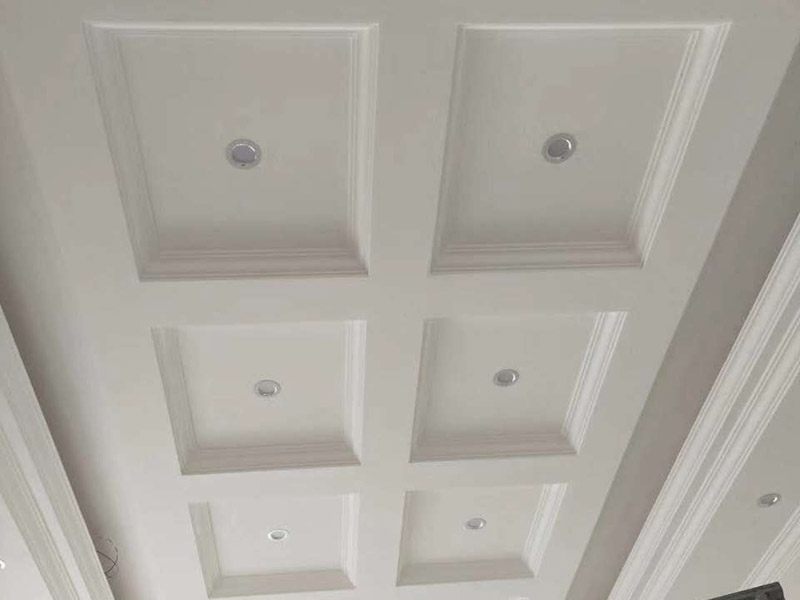 吊頂造型設(shè)計(jì)安裝:平面吊頂早期有用木板頂、石膏吊頂、抹灰頂，現(xiàn)在多用于封材式（扣板式）吊頂，其造型可以根據(jù)扣板的花型和扣板的形式來(lái)選擇設(shè)計(jì)吊頂造型，很是方便。具體造型要根據(jù)房間大小和房間結(jié)構(gòu)來(lái)設(shè)計(jì)選材。 平面吊頂特點(diǎn)就是相當(dāng)于給頂面加了個(gè)平板而已，通常會(huì)在里面設(shè)計(jì)加輔助光源。下圖吊頂是平面吊頂中是最簡(jiǎn)單的造型設(shè)計(jì)（先做龍骨架）。一般只用于門(mén)廳、餐廳等面積較小的區(qū)域。 有的平面吊頂是為了增加隔熱保溫性，在頂層使用到平面吊頂。如果使用面積較大(建議房高大于2.7米時(shí)使用)。 石膏扣板也同樣發(fā)展有多種花樣和造型，在比較寬敞的大客廳中間就可以選用帶有花樣的石膏扣板，作為平面吊頂?shù)脑煨驮O(shè)計(jì)，很是高端雅致，比較適合歐美風(fēng)格的家裝設(shè)計(jì)選用。