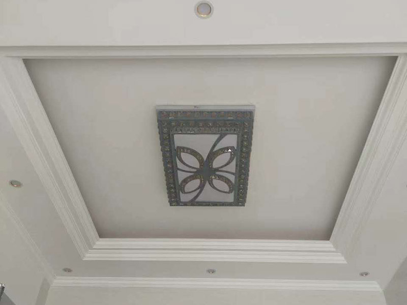 吊頂造型設(shè)計(jì)安裝:平面吊頂早期有用木板頂、石膏吊頂、抹灰頂，現(xiàn)在多用于封材式（扣板式）吊頂，其造型可以根據(jù)扣板的花型和扣板的形式來(lái)選擇設(shè)計(jì)吊頂造型，很是方便。具體造型要根據(jù)房間大小和房間結(jié)構(gòu)來(lái)設(shè)計(jì)選材。 平面吊頂特點(diǎn)就是相當(dāng)于給頂面加了個(gè)平板而已，通常會(huì)在里面設(shè)計(jì)加輔助光源。下圖吊頂是平面吊頂中是最簡(jiǎn)單的造型設(shè)計(jì)（先做龍骨架）。一般只用于門(mén)廳、餐廳等面積較小的區(qū)域。 有的平面吊頂是為了增加隔熱保溫性，在頂層使用到平面吊頂。如果使用面積較大(建議房高大于2.7米時(shí)使用)。 石膏扣板也同樣發(fā)展有多種花樣和造型，在比較寬敞的大客廳中間就可以選用帶有花樣的石膏扣板，作為平面吊頂?shù)脑煨驮O(shè)計(jì)，很是高端雅致，比較適合歐美風(fēng)格的家裝設(shè)計(jì)選用。