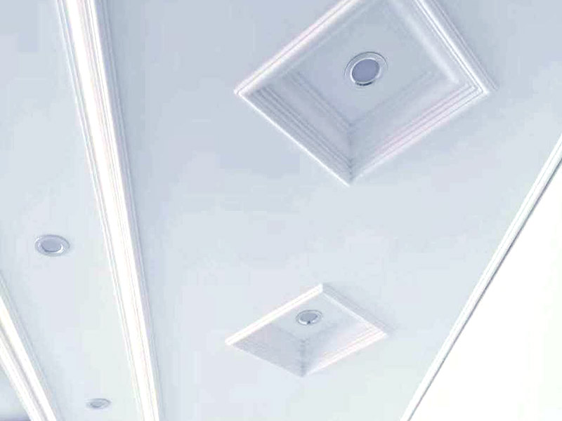 吊頂造型設(shè)計(jì)安裝:平面吊頂早期有用木板頂、石膏吊頂、抹灰頂，現(xiàn)在多用于封材式（扣板式）吊頂，其造型可以根據(jù)扣板的花型和扣板的形式來(lái)選擇設(shè)計(jì)吊頂造型，很是方便。具體造型要根據(jù)房間大小和房間結(jié)構(gòu)來(lái)設(shè)計(jì)選材。 平面吊頂特點(diǎn)就是相當(dāng)于給頂面加了個(gè)平板而已，通常會(huì)在里面設(shè)計(jì)加輔助光源。下圖吊頂是平面吊頂中是最簡(jiǎn)單的造型設(shè)計(jì)（先做龍骨架）。一般只用于門(mén)廳、餐廳等面積較小的區(qū)域。 有的平面吊頂是為了增加隔熱保溫性，在頂層使用到平面吊頂。如果使用面積較大(建議房高大于2.7米時(shí)使用)。 石膏扣板也同樣發(fā)展有多種花樣和造型，在比較寬敞的大客廳中間就可以選用帶有花樣的石膏扣板，作為平面吊頂?shù)脑煨驮O(shè)計(jì)，很是高端雅致，比較適合歐美風(fēng)格的家裝設(shè)計(jì)選用。