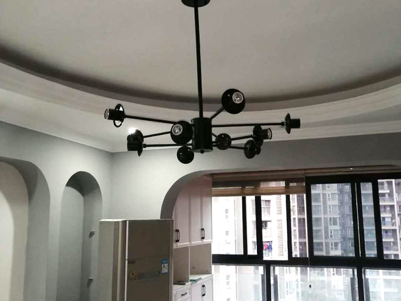 客廳裝修改造：裝修施工的時(shí)候業(yè)主可以根據(jù)自己的需求將房屋的墻體進(jìn)行一些拆改可以將一些不實(shí)用的墻體拆除但是一定要切記絕對(duì)不能改動(dòng)承重墻。裝修這個(gè)工序主要是對(duì)墻面進(jìn)行打磨然后可以根據(jù)自己的喜好選擇是刷涂料或者是貼壁紙。在選擇涂料時(shí)千萬不能只是圖便宜盡量選擇環(huán)保健康的產(chǎn)品。房子空間布局有不合理的地方特別是衛(wèi)生間跟廚房的設(shè)計(jì)功能不太合理所以需要留神考慮化解這種弊端。同時(shí)有些舊房子陽臺(tái)也可以跟客廳融合一體作為客廳的一個(gè)延伸區(qū)如果考慮的好又?jǐn)U大了空間。