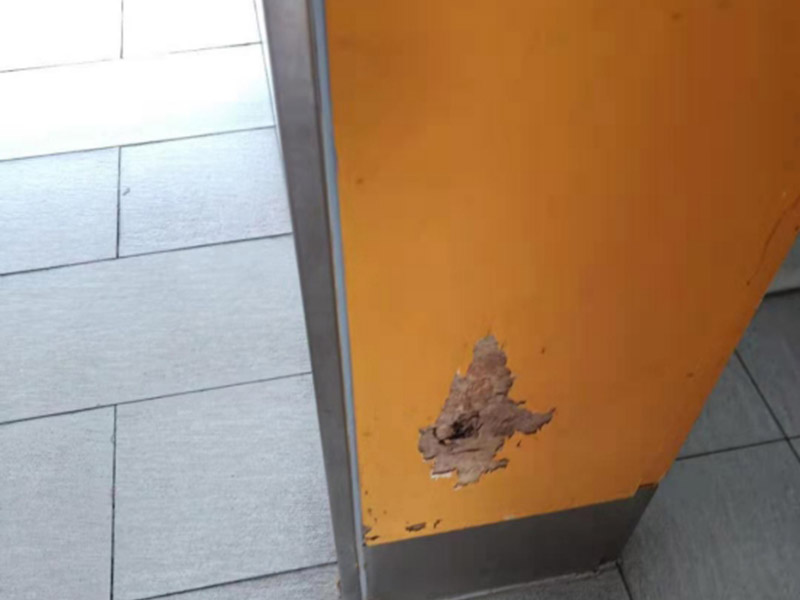 墻壁局部修補(bǔ)：修補(bǔ)墻面有的時(shí)候,墻面滲水發(fā)霉可以直接更換水管或者修補(bǔ):也是很簡(jiǎn)單的,如修補(bǔ)墻面果是水管的原因,可以更換水管,或者是先利用修補(bǔ)水管的專用膠布作臨時(shí)修補(bǔ)。 首先來說，鏟除剝落部分重刮膩?zhàn)?，也是基本施工，白墻或者裸墻局部起鼓或者輕微龜裂剝落的話，可以把出現(xiàn)問題的地方鏟除，并將鏟除部分的邊緣磨平滑后，重新刮一次膩?zhàn)?，上底漆，再刷再涂，不過可能會(huì)跟原來的墻面有一點(diǎn)色差。 其次來說，接滾刷面漆覆蓋局部，非常簡(jiǎn)單，如果是簡(jiǎn)單的掉色，一般建議采取滾刷的方式，覆蓋新一輪底漆和相似的面漆就可以。 最后來說，除舊墻全面施工刷新，這個(gè)要素的了解，全面施工等于重新裝修一樣，工程量是最大的，適用于存在多處開裂、掉皮、起粉現(xiàn)象的墻面。