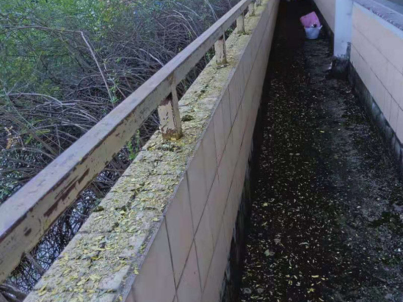 陽(yáng)臺(tái)欄桿翻新：首先需要用砂紙擦亮欄桿的銹蝕，但必須擦亮干凈、生銹和迅速脫落的油漆。研磨干凈后，先刷一刷防銹漆，只有先刷一下防銹漆對(duì)欄桿的氧化反應(yīng)有很好的隔離效果，所以不易生銹。最后，好的防銹漆可以刷出油漆的表面，此時(shí)油漆刷必須攪拌均勻，所以刷漆的顏色可以均勻，不易脫落。