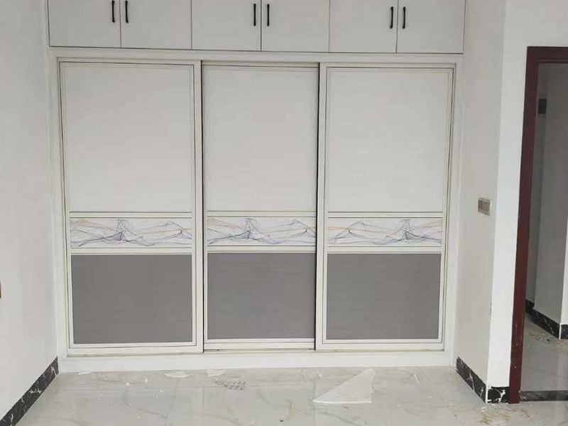 衣柜家具安裝：1.安放底板。衣柜底板放置的地面事先要打掃干凈，因為等安裝后再去清理的話會非常麻煩。 2.固定框架。按照板材上的凹槽安裝好衣柜的側板和背板，調整各塊板之間的位置。 3.安裝頂板。現(xiàn)場最好準備一個攀高用的凳子，頂板要舉高了放置上去的，然后用鉚釘固定。 4.安裝擱板。把擱板放置到事先敲好螺絲的地方，然后固定。注意調整擱板與背板、側板的固定位置。 5.固定門軌。在衣柜的頂邊和底邊都安裝好門軌，門軌選合金的材料比較好，又輕又牢固。 6.安裝衣桿。在預留的位置打好固定鉚釘，安裝好衣桿。注意兩邊要平衡。