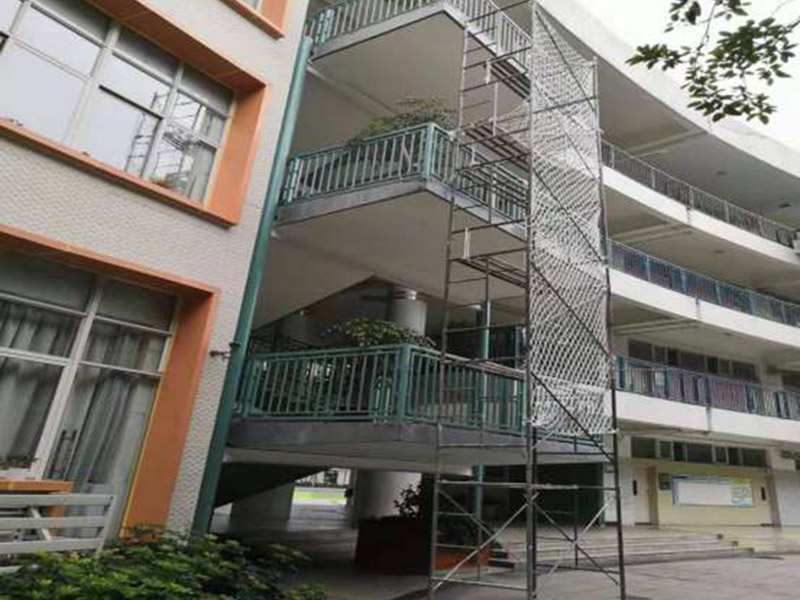 護(hù)欄翻新裝修：第一、在使用前可以在圍欄表面噴上防腐漆，這樣能起到降低圍欄生銹的效果。 第二、在祛除圍欄表面的銹時(shí)，可以使用具有酸性的液體。 第三、汽油也能阻止圍欄生銹，因此可以選擇汽油來(lái)作保養(yǎng)，防止銹蝕進(jìn)行擴(kuò)散。 其中在表面噴灑油漆和汽油是比較簡(jiǎn)單和常用的方法。硫酸腐蝕性強(qiáng)容易腐蝕到肌膚建議不要采用。然而用油漆和汽油也要注意，因?yàn)橛推岷推蛢煞N液體容易燃燒，噴灑時(shí)要與火源隔絕，避免災(zāi)難的發(fā)生。