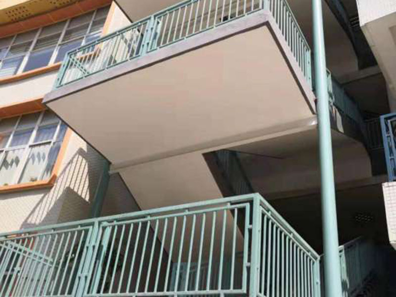 護(hù)欄翻新裝修：第一、在使用前可以在圍欄表面噴上防腐漆，這樣能起到降低圍欄生銹的效果。 第二、在祛除圍欄表面的銹時(shí)，可以使用具有酸性的液體。 第三、汽油也能阻止圍欄生銹，因此可以選擇汽油來(lái)作保養(yǎng)，防止銹蝕進(jìn)行擴(kuò)散。 其中在表面噴灑油漆和汽油是比較簡(jiǎn)單和常用的方法。硫酸腐蝕性強(qiáng)容易腐蝕到肌膚建議不要采用。然而用油漆和汽油也要注意，因?yàn)橛推岷推蛢煞N液體容易燃燒，噴灑時(shí)要與火源隔絕，避免災(zāi)難的發(fā)生。