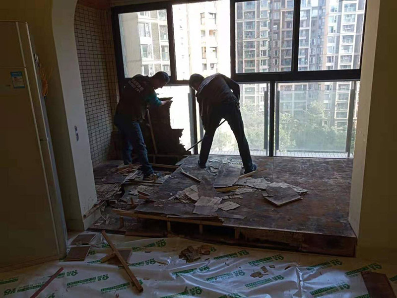 客廳陽臺地板拆除：先從踢腳線的開始拆，用平口啰嗦刀沿著踢腳線開始劃開。把踢腳線劃開后，就能把踢腳邊取下。地板就松動了，再順著松動的地板移動，讓更大面積的地板繼續(xù)松動。只到能方便取下，再動手取地板。拆地板的時候，不要亂拆，要順著地板的順序拆。一塊一塊的拆下，在拆的過程中若不好取，就要螺絲刀幫忙，就好拆多了。雖然舊地板還能有利于價值，所以拆的時候要盡量保存完整。但在拆地板的時候，即使再小心都會有破損的，所以要有這些心理準(zhǔn)備。待舊地板完全拆完后，把地面清掃干凈。再晾一段時間才能重新裝地板，因此潮濕的地面是不適合裝地板的，等完全干燥透了再鋪新的地板。