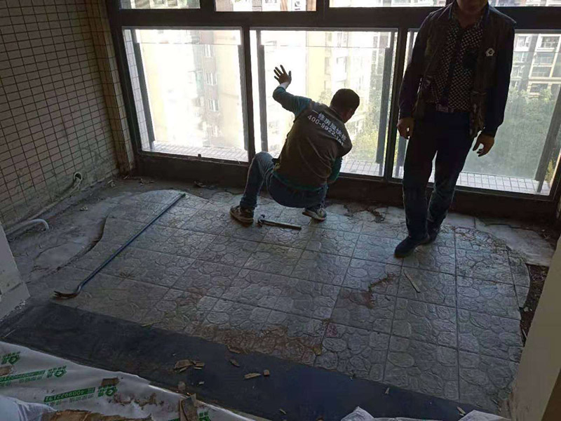 客廳陽臺地板拆除：先從踢腳線的開始拆，用平口啰嗦刀沿著踢腳線開始劃開。把踢腳線劃開后，就能把踢腳邊取下。地板就松動了，再順著松動的地板移動，讓更大面積的地板繼續(xù)松動。只到能方便取下，再動手取地板。拆地板的時候，不要亂拆，要順著地板的順序拆。一塊一塊的拆下，在拆的過程中若不好取，就要螺絲刀幫忙，就好拆多了。雖然舊地板還能有利于價值，所以拆的時候要盡量保存完整。但在拆地板的時候，即使再小心都會有破損的，所以要有這些心理準(zhǔn)備。待舊地板完全拆完后，把地面清掃干凈。再晾一段時間才能重新裝地板，因此潮濕的地面是不適合裝地板的，等完全干燥透了再鋪新的地板。