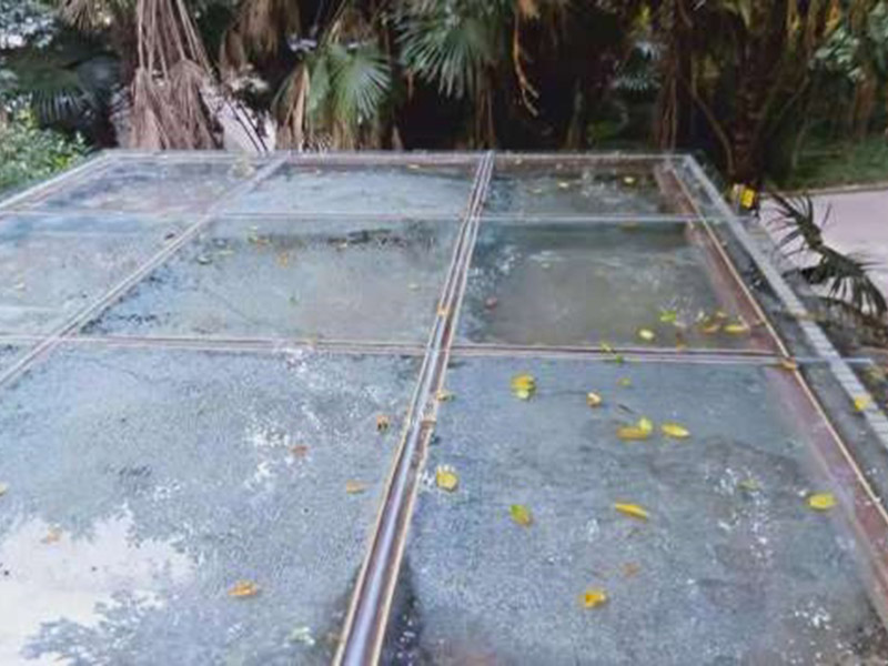 露臺清理翻新：露臺的玻璃一般都是鋼化玻璃，鋼化玻璃相對于普通的玻璃來說，韌度較好，安全性能也比較高的，但是再怎么說都是玻璃，也是易碎品，所以日常生活中要格外注意。 如果有油跡的話，可以用濕布蘸上基地煤油、白酒，輕輕一抹，很快就會干凈許多。施工時不小心濺上油漆的話，可以在抹布上滴幾滴食醋。日常清潔的時候，記住一些小技巧也可以幫到你哦！防止時間一長，玻璃發(fā)黑的話，可以平常蘸上點牙膏再擦拭。如果家里有裝修沒用完的石膏粉，混在清水里面，涂在玻璃上，然后等它干了就給擦掉，會發(fā)現(xiàn)光潔許多呢。