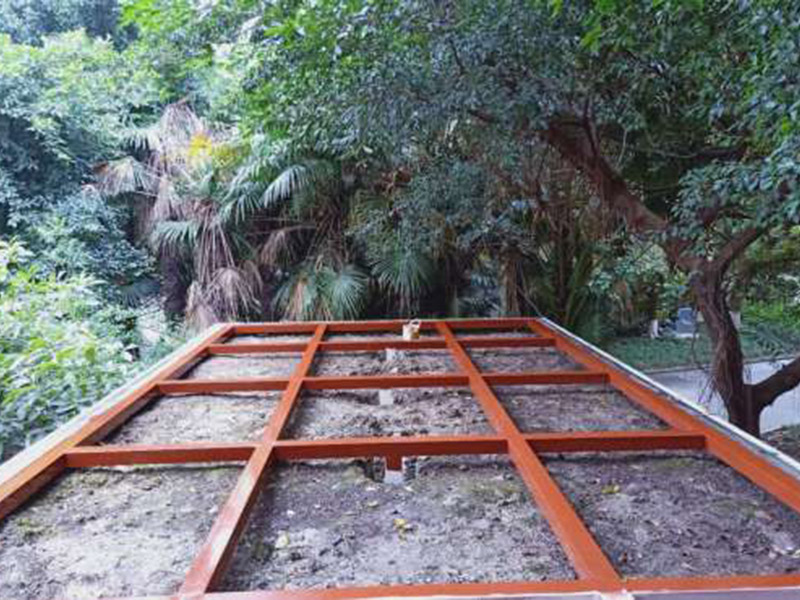 露臺清理翻新：露臺的玻璃一般都是鋼化玻璃，鋼化玻璃相對于普通的玻璃來說，韌度較好，安全性能也比較高的，但是再怎么說都是玻璃，也是易碎品，所以日常生活中要格外注意。 如果有油跡的話，可以用濕布蘸上基地煤油、白酒，輕輕一抹，很快就會干凈許多。施工時不小心濺上油漆的話，可以在抹布上滴幾滴食醋。日常清潔的時候，記住一些小技巧也可以幫到你哦！防止時間一長，玻璃發(fā)黑的話，可以平常蘸上點牙膏再擦拭。如果家里有裝修沒用完的石膏粉，混在清水里面，涂在玻璃上，然后等它干了就給擦掉，會發(fā)現(xiàn)光潔許多呢。