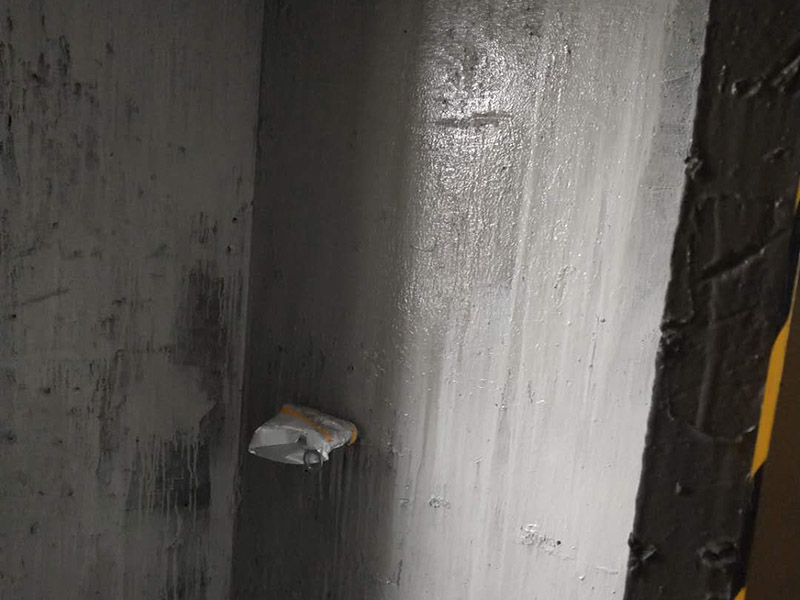 衛(wèi)生間基層防水：1.利用水泥砂漿水泥砂漿或豆石混凝土鋪平坡度。2.利用管根密封膏封嚴管線，管線要穿透樓板根部。刷防水涂料時可以貼1-2層玻璃絲布加強防水性。3.墻壁表面打磨成干凈平光沒有顆?；覊m，墻壁與地面的交接區(qū)域注意原角和坡角的設置。4.聚氨酯防水涂膜由管根和墻角處開始進行涂抹，在常溫下經過4小時放干后，再大面積涂抹和刮刷。注意涂料總厚度大于1. 5毫米，不能有漏刮和鼓泡的不良現象。24小時后立面涂刷下一層，之后再以垂直的方向進行二次涂刷。最后涂膜半固化，拋甩粗砂粒方便與水泥砂漿融合。5.防水層的設置與具體區(qū)域有關。防水地面的防水層應高出地面200寬，地面防水層應超出衛(wèi)生間門口以外300寬。而又淋浴的衛(wèi)生間墻面防水層則應設置為高出地面1800寬。6.展開閉水實驗的時候，先完成防水工作再利用包立管方法。之后再局部進行防水。閉水試驗也可為了避免破壞地面防水層而免做。