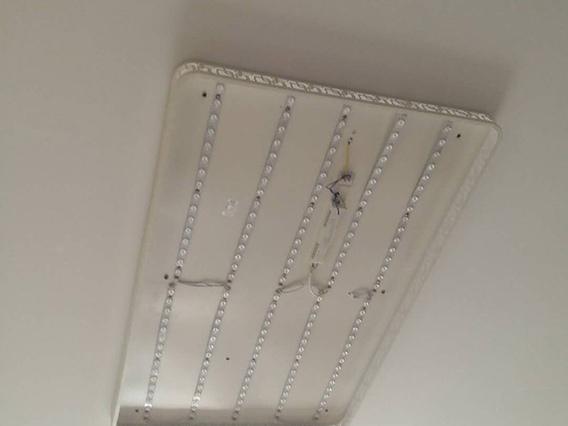 吸頂燈拆裝維修:1.首先，關(guān)掉開(kāi)關(guān)，在折疊梯子的幫助下，拆掉led吸頂燈的外殼，并檢查燈管是否出現(xiàn)發(fā)黑發(fā)暗的地方。如果有，很有可能是燈管已經(jīng)損壞了。必須更換了，這種LED燈管在五金商店里面可以買(mǎi)到，建議選擇知名品牌。 2.其次，如果燈管還是完好的，那么應(yīng)該試著擰緊燈管接頭處看是否發(fā)生接觸不良現(xiàn)象，這種情況也比較簡(jiǎn)單的操作，也是容易發(fā)生的。 3.接著，如果上述問(wèn)題都沒(méi)有發(fā)生的話，可以檢查它的鎮(zhèn)流器是否完好，是否有燒焦的味道，鎮(zhèn)流器的外表是否有黑乎乎的燒焦現(xiàn)象，如果有，那么很大可能性就是鎮(zhèn)流器的問(wèn)題。更換一個(gè)就好了，鎮(zhèn)流器價(jià)格要比燈管貴一些。 4.最后，就是檢查led燈的接觸頭是否有電，如果沒(méi)有，那么應(yīng)該是開(kāi)關(guān)或者線路的問(wèn)題。