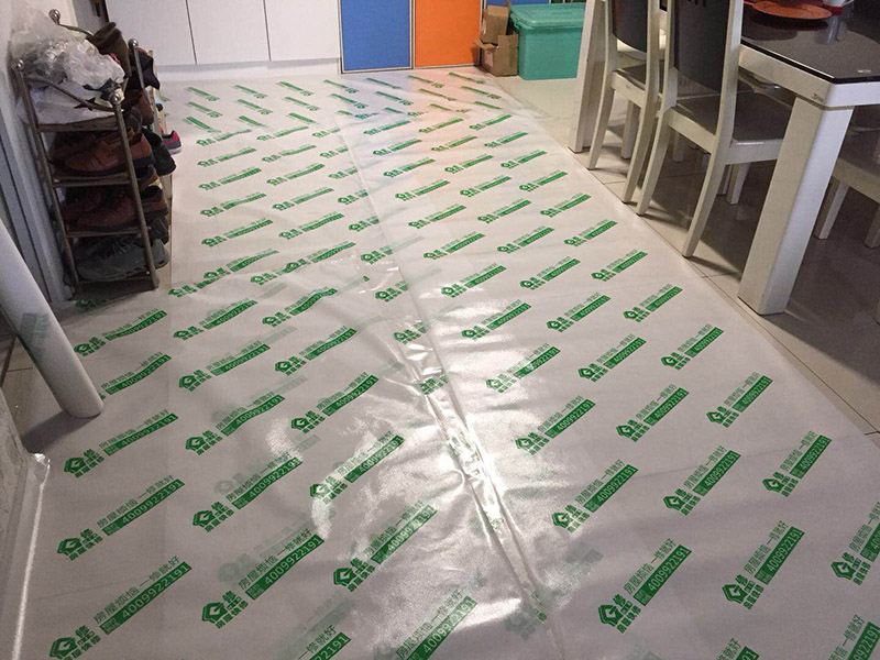 裝修地面保護：各種裝修物料的進場以及各種建筑裝修垃圾的清理，都會經(jīng)過入戶門，這些物品在搬運的過程中，與入戶門發(fā)生磕碰、摩擦的機率大大增加，所以，第一個需要做好成品保護的地方就是我們的入戶門。建議：在裝修開工前直到家具進場期間，都需要對入戶門進行保護！對于這一點，可以使用成品保護膜將門包裹。瓷磚、地板的鋪裝，也屬于基礎(chǔ)裝修的部分，經(jīng)常發(fā)現(xiàn)瓷磚施工時和施工后都沒有做成品保護工作，具體的表現(xiàn)有：瓷磚邊鋪邊勾縫、在剛鋪的瓷磚、地板上堆放雜物、剛鋪的瓷磚就在上面走動踩踏、地面瓷磚、地板沒有使用成品保護膜覆蓋等，這些都會影響瓷磚的鋪貼效果，造成瓷磚的施工質(zhì)量問題。