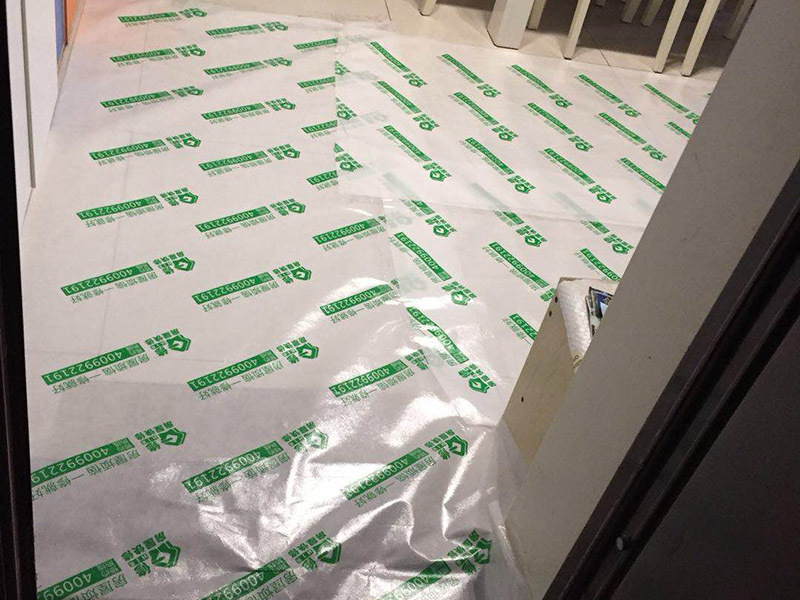 裝修地面保護：各種裝修物料的進場以及各種建筑裝修垃圾的清理，都會經(jīng)過入戶門，這些物品在搬運的過程中，與入戶門發(fā)生磕碰、摩擦的機率大大增加，所以，第一個需要做好成品保護的地方就是我們的入戶門。建議：在裝修開工前直到家具進場期間，都需要對入戶門進行保護！對于這一點，可以使用成品保護膜將門包裹。瓷磚、地板的鋪裝，也屬于基礎(chǔ)裝修的部分，經(jīng)常發(fā)現(xiàn)瓷磚施工時和施工后都沒有做成品保護工作，具體的表現(xiàn)有：瓷磚邊鋪邊勾縫、在剛鋪的瓷磚、地板上堆放雜物、剛鋪的瓷磚就在上面走動踩踏、地面瓷磚、地板沒有使用成品保護膜覆蓋等，這些都會影響瓷磚的鋪貼效果，造成瓷磚的施工質(zhì)量問題。