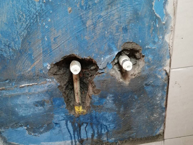 浴室精準找漏：將衛(wèi)生間磁片、蹲便器和找平層敲開至基層，并用清水沖洗干凈。要求做到?jīng)]有油污，灰塵，碎石以及其它雜質(zhì)?；嬗锌障?、裂縫、不平等缺陷的，用水泥砂漿修補抹平。使基面必須堅固、平整、干凈，無灰塵、油膩、蠟、脫模劑等以及其他碎屑物質(zhì)。衛(wèi)生間防水層完成后，要進行成品保護，不得上人走動。并進行24-48小時閉水試驗，經(jīng)檢驗確認合格后，方可進行下道工序施工。