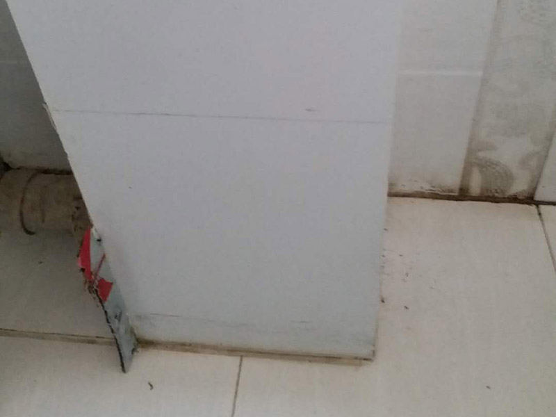 拆除包管維修：先用木龍骨做好支架，然后表面安裝上PVC板，或是再好一點就是木龍骨加上一層木板，再加上鋁塑板，再加強一下的話，就是龍木龍骨加上水泥板掛上鐵絲之后，涂上水泥再鋪一層陶瓷。但是它們都有一個缺點，就是時間長了都會被腐蝕，可能會開裂。并不是很結(jié)實。不過我們在包管之前還需要做一些工作，因為把管包上之后，我們的修理就變得比較麻煩，一旦出現(xiàn)問題就很難處理了，所以在包上之前，首先要對水管進行檢查，做好防水防漏工作。以免日后的維修工作不方便。