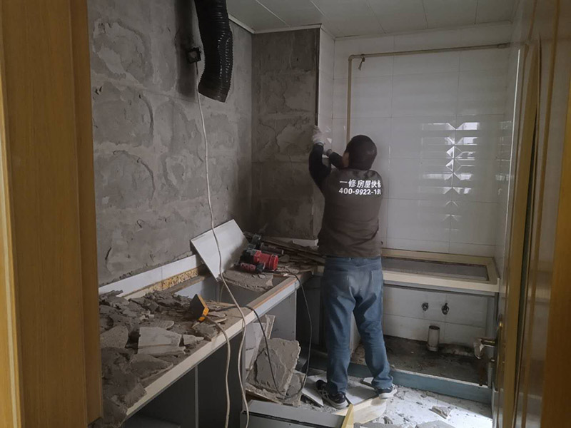 廚房瓷磚拆除：墻面上應(yīng)該還有些其他東西，比如掛毛巾的架子，放廚具的架子等等。先把這些物品都小心翼翼的拆下來，還原一面光潔的墻面，才好進(jìn)行拆卸工作。拆卸的時(shí)候要先從墻低的第一塊磚開始拆卸，要是直接隨便從上面那一塊拆卸，拆到一半就會(huì)擋住下面的瓷磚，讓下面的瓷磚不好拆了。先用垂子敲最下面的那塊磚，把瓷磚敲松動(dòng)。送動(dòng)后，再用戴了手套的手把瓷磚拿下來，小心碎了瓷磚不要?jiǎng)澋绞至?。拆卸下來的瓷磚堆積在地上很不方便繼續(xù)工作，這個(gè)時(shí)候上面提到的推車就派上用場(chǎng)了。用推車把瓷磚運(yùn)走，清理干凈現(xiàn)場(chǎng)，然后繼續(xù)拆卸，直到整面的墻面都拆卸完整。