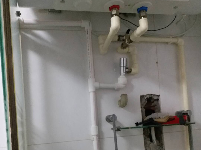 暗管改明管維修：房子里明裝的管道,適合于土建的粉飾作業(yè)結(jié)束之后施行,配裝之前,需要幫助土建準(zhǔn)確的預(yù)留或者是預(yù)埋孔洞以及套管。明敷的給水立管宜布置在靠近用水量大的衛(wèi)生器具的墻角、墻邊或立柱旁。   明敷的給水管不得穿越臥室、儲(chǔ)藏室以及煙道、風(fēng)道；給水管道不得緊挨熱源；給水立管距熱水器或者灶邊凈距不得小于內(nèi)400mm，當(dāng)條件不具備時(shí)，但最小凈距不得小于200mm。   根據(jù)住宅給水管道工程防凍保濕技術(shù)規(guī)程的要求給水管無論是室外明露敷設(shè)時(shí)，還是在室內(nèi)明敷都要考慮的一些可能的情況，如可能有冬季較容低溫度的冰凍現(xiàn)象，這時(shí)在鋪設(shè)時(shí)就應(yīng)采取防凍措施，確保管道外觀美觀的同時(shí)，應(yīng)用更加安全。