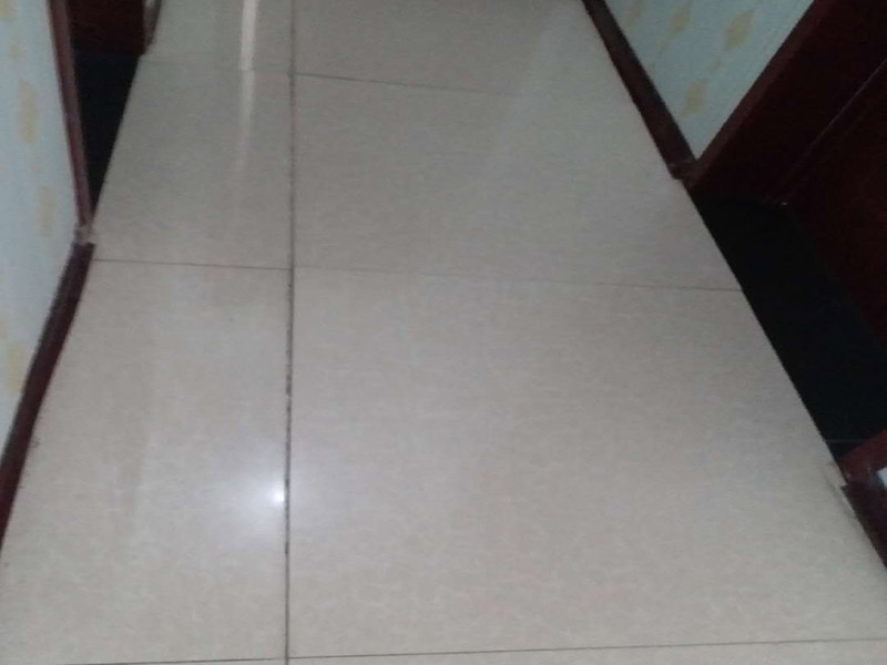 走廊地磚拆裝更換：首先我們應查看原有磚的現(xiàn)狀，若出現(xiàn)局部破損、出現(xiàn)多處發(fā)出咚咚聲或掉落、嚴重污跡，針對這樣的情況我們必須拆除更換，因為簡單的去修補達不到好的效果了，因為如果你只想換其中的幾塊磚，很難選到顏色、型號和款式一致的地磚。 瓷質(zhì)磚表面處理劑和粘結(jié)劑，這些材料可直接涂刷于舊磚面上，接著直接鋪上新磚即可，節(jié)省了時間和精力，無論為何種瓷磚，都可以直接在舊瓷磚上直接貼新磚。但是若有重起鼓或損壞的瓷磚需鏟除，然后用表面處理劑修補，最后用瓷磚粘結(jié)劑粘貼新瓷磚即可。