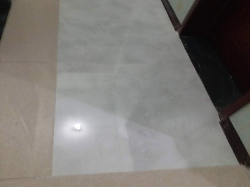 走廊地磚拆裝更換：首先我們應查看原有磚的現(xiàn)狀，若出現(xiàn)局部破損、出現(xiàn)多處發(fā)出咚咚聲或掉落、嚴重污跡，針對這樣的情況我們必須拆除更換，因為簡單的去修補達不到好的效果了，因為如果你只想換其中的幾塊磚，很難選到顏色、型號和款式一致的地磚。 瓷質(zhì)磚表面處理劑和粘結(jié)劑，這些材料可直接涂刷于舊磚面上，接著直接鋪上新磚即可，節(jié)省了時間和精力，無論為何種瓷磚，都可以直接在舊瓷磚上直接貼新磚。但是若有重起鼓或損壞的瓷磚需鏟除，然后用表面處理劑修補，最后用瓷磚粘結(jié)劑粘貼新瓷磚即可。