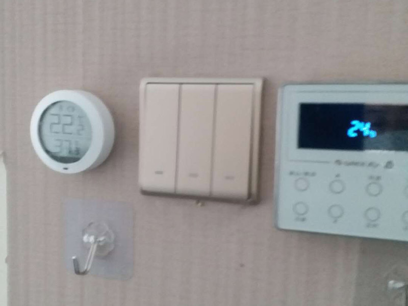 更換開(kāi)關(guān)插座面板：首先斷開(kāi)家里的總電源，然后用改錐撬動(dòng)開(kāi)關(guān)面板邊上的凹槽，面板的第1層就打開(kāi)了，可以看到里面有兩顆螺絲擰開(kāi)，這樣整個(gè)面板就可以被拉出，可以看到里面的電盒，以及電線，擰開(kāi)面板里面的螺絲把電線取出，但是要記住，電線的位置，他們分別是火線，地線，零線。然后換上新的面板，注意三根電線千萬(wàn)不要接錯(cuò)，位置是一樣的，換好以后，按照原來(lái)的順序安裝好面板打開(kāi)電源，試一下開(kāi)關(guān)，正常了就可以了。