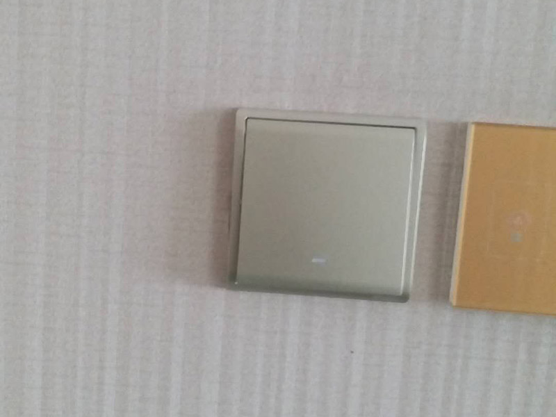 更換開(kāi)關(guān)插座面板：首先斷開(kāi)家里的總電源，然后用改錐撬動(dòng)開(kāi)關(guān)面板邊上的凹槽，面板的第1層就打開(kāi)了，可以看到里面有兩顆螺絲擰開(kāi)，這樣整個(gè)面板就可以被拉出，可以看到里面的電盒，以及電線，擰開(kāi)面板里面的螺絲把電線取出，但是要記住，電線的位置，他們分別是火線，地線，零線。然后換上新的面板，注意三根電線千萬(wàn)不要接錯(cuò)，位置是一樣的，換好以后，按照原來(lái)的順序安裝好面板打開(kāi)電源，試一下開(kāi)關(guān)，正常了就可以了。