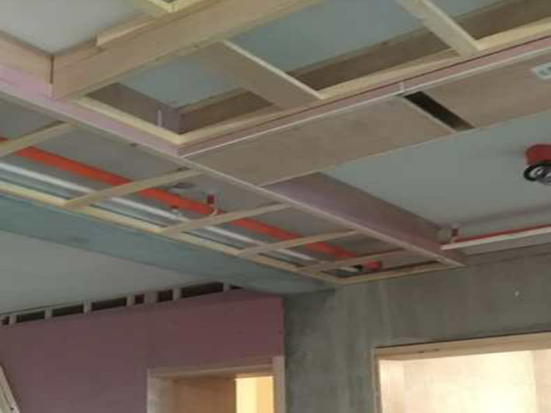 客廳吊頂裝修：客廳吊頂安裝前需要先畫好吊頂的各個尺寸，然后在房頂上固定好位置，再用沖擊鉆打孔，最后再把大龍骨用膨脹螺絲固定好。接下來將地上訂好的骨架托上天花板上，用方條當固定柱，并且橫豎都要打水平線來固定骨架，按照圖紙的的尺寸將多余的骨架鋸掉。下一步就是需要固定石膏板了，建議用十字架撐著吊頂上的石膏板，用螺絲加以固定，多余的石膏板需要切除。這樣之吊頂就差不多做好了。