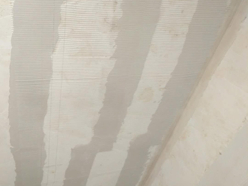 頂面墻面掛網(wǎng)裝修：新房毛坯房抹灰面未經(jīng)過任何處理的情況下,如果表面平整度、磨砂面均勻,無空鼓、裂痕,完全可以不必掛網(wǎng)。但是,對(duì)于水泥砂漿或是混合砂漿(大多數(shù)是)達(dá)不到上述要求和質(zhì)量,且表面的不均勻的細(xì)小紋理裂痕,采用掛網(wǎng)工藝,可以有效的避免后期的面層龜裂的產(chǎn)生,更好的保證墻面的質(zhì)量。特別是抹灰墻面長(zhǎng)久使用過程中,也會(huì)有一些生活過程中產(chǎn)生的震動(dòng)和共振,掛網(wǎng)對(duì)墻面整體面層會(huì)起到一定的保障作用的。