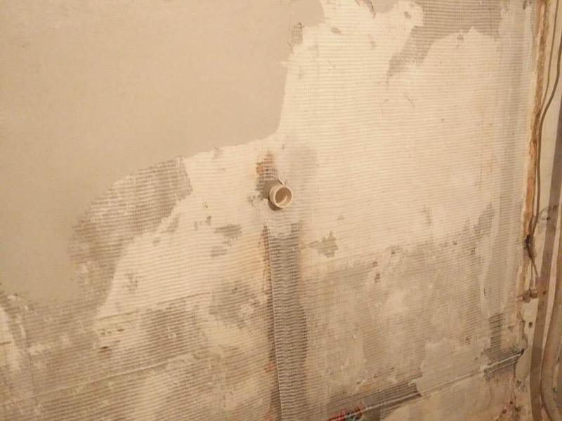 墻面掛網(wǎng)抹灰：掛網(wǎng)抹灰應(yīng)分層進行。加氣混凝土砌塊外墻體，應(yīng)先掛網(wǎng)，用50#水泥釘固定牢固，固定釘與砼面間采用強力萬能膠粘結(jié)，每200mm間距貼一個，繃緊鋼絲網(wǎng)；搭縫寬度從縫邊起每邊不得小于125mm。墻面加氣混凝土塊刷好摻用水量10%的建筑膠素水泥漿以后應(yīng)及時抹灰，不得在素水泥漿風(fēng)干后再抹灰，否則，形成隔離層，不利于基層粘結(jié)。對于加氣塊與混凝土柱梁面交接的部位，加強網(wǎng)的搭接寬度不應(yīng)小于100mm。第一遍抹砂漿，配合比為1∶3，厚度5mm，掃毛或劃出紋線，養(yǎng)護，特干后，抹第二遍，用大杠將墻面刮平，木抹子搓平。用托線板檢查，要求垂直、平整，陰、陽角方正，頂板（梁）與墻面交角順直，管后陰角順直、平整、潔凈。