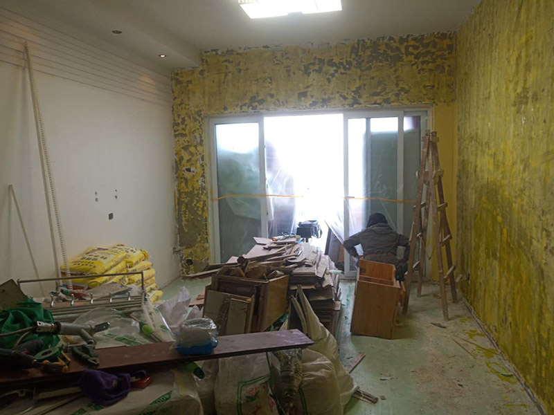 全屋墻面裝修翻新：舊墻面在翻新前一定要做墻面基底處理，粉化嚴(yán)重的要全部鏟除，鏟除后抹上一層白水泥，原來(lái)墻面過(guò)于光滑、刷過(guò)油漆的鏟除后還要做打磨處理，把粘結(jié)不牢的表皮去掉，便于新涂料和墻體粘結(jié)。對(duì)于老房翻新，墻面一定要做底漆，如果沒(méi)有刷底漆就直接上面漆的話，時(shí)間一長(zhǎng)墻面容易起泡、發(fā)霉，太陽(yáng)照曬時(shí)間長(zhǎng)了也容易變色。墻面色差是修補(bǔ)墻面時(shí)需要盡量避免的，為此，應(yīng)該注意按照油漆桶的說(shuō)明配比、涂刷，最好估算好用量，一次準(zhǔn)備足夠的量，這樣能保證墻面顏色一致，也能避免用量不足重新調(diào)配出來(lái)的顏色有差異。