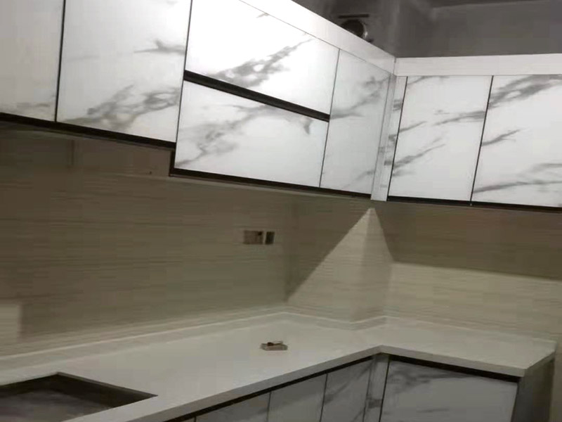 櫥柜裝修翻新：櫥柜翻新首先看下內(nèi)部柜體是否完好，如果還可以的話(huà)，我們只需要更換櫥柜門(mén)就可以了，畢竟全部換柜很麻煩，只要換個(gè)相同尺寸的櫥柜門(mén)就會(huì)有煥然一新的感覺(jué)?；蛘吖耋w本身材料還可以只是外表的漆面有脫落，比較難看，那么可以用沙皮刷掉表面漆層，然后重新噴涂其他漆色來(lái)?yè)Q新處理。不然就全部更換舊的櫥柜，但是拆除舊櫥柜一定要注意墻面和地面，由于范圍較大，很容易損壞其他部位，所以一定要要專(zhuān)業(yè)人士進(jìn)行施工。