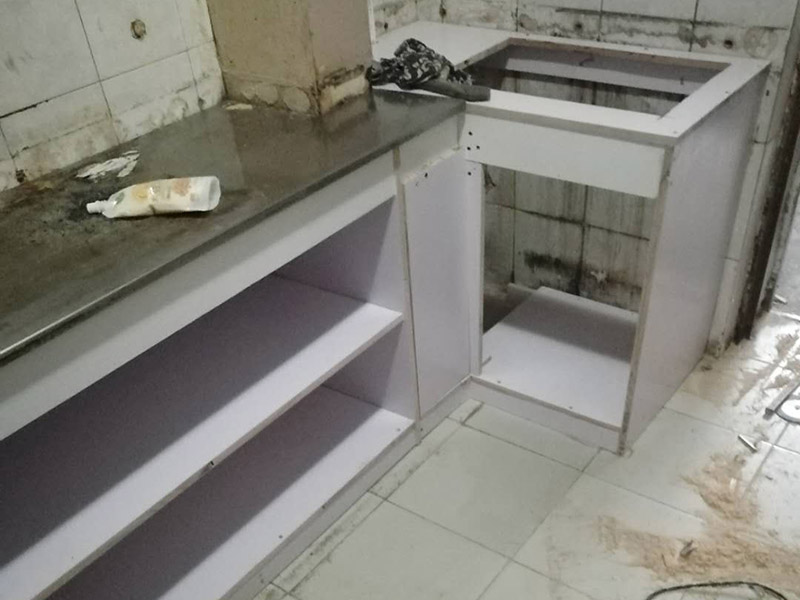 櫥柜裝修翻新：櫥柜翻新首先看下內(nèi)部柜體是否完好，如果還可以的話(huà)，我們只需要更換櫥柜門(mén)就可以了，畢竟全部換柜很麻煩，只要換個(gè)相同尺寸的櫥柜門(mén)就會(huì)有煥然一新的感覺(jué)。或者柜體本身材料還可以只是外表的漆面有脫落，比較難看，那么可以用沙皮刷掉表面漆層，然后重新噴涂其他漆色來(lái)?yè)Q新處理。不然就全部更換舊的櫥柜，但是拆除舊櫥柜一定要注意墻面和地面，由于范圍較大，很容易損壞其他部位，所以一定要要專(zhuān)業(yè)人士進(jìn)行施工。