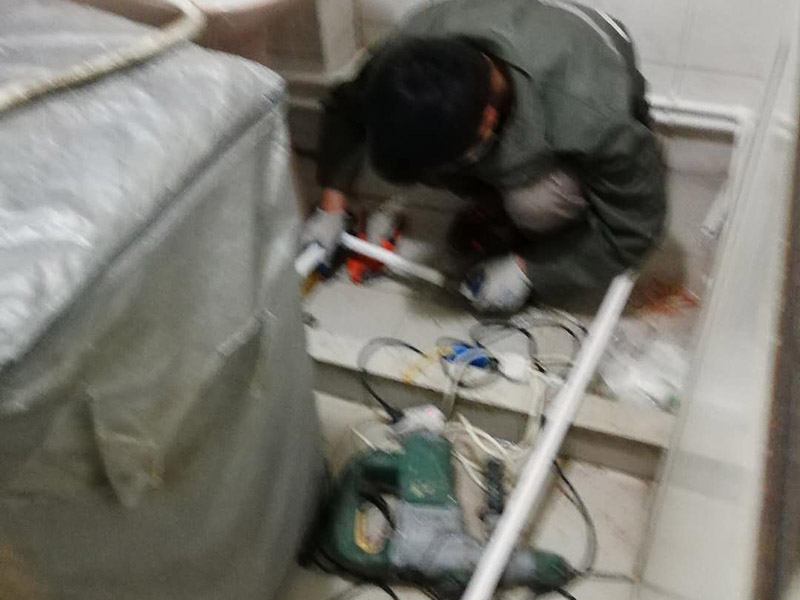 櫥柜裝修翻新：櫥柜翻新首先看下內(nèi)部柜體是否完好，如果還可以的話(huà)，我們只需要更換櫥柜門(mén)就可以了，畢竟全部換柜很麻煩，只要換個(gè)相同尺寸的櫥柜門(mén)就會(huì)有煥然一新的感覺(jué)?；蛘吖耋w本身材料還可以只是外表的漆面有脫落，比較難看，那么可以用沙皮刷掉表面漆層，然后重新噴涂其他漆色來(lái)?yè)Q新處理。不然就全部更換舊的櫥柜，但是拆除舊櫥柜一定要注意墻面和地面，由于范圍較大，很容易損壞其他部位，所以一定要要專(zhuān)業(yè)人士進(jìn)行施工。