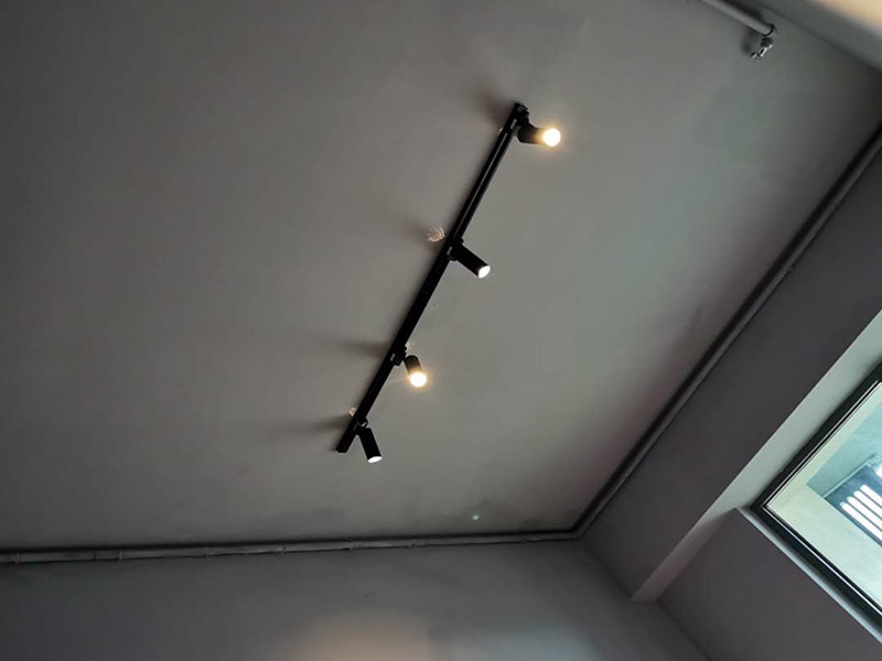 燈具安裝維修：掉線式燈頭安裝：將電源線留足維修長度后剪除余線并剝出線頭，將導線穿過燈頭底座，用連接螺釘將底座固定在接線盒上。取一段燈線，在一端接上燈頭，燈頭內應系好保險扣，將燈線另一頭穿入底座蓋碗，燈線在蓋碗內系好保險扣并與底座上的電源線用壓接帽連接，旋上扣碗。 吸頂燈安裝：將電源線留足維修長度后剪除余先并剝出線頭，取下吸頂燈罩，把預留的電線從孔里穿過燈底座用記號筆標出底座預留的螺絲孔取下燈底座，用電錘打出標記的螺絲孔（一般燈具都是8個的鉆頭）孔內塞入膨脹管，導線穿過燈具底座，燈具貼近頂板對好螺絲孔，擰緊螺絲 ，接好導線 扣上燈罩